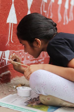 warli-art---ladies-first-street-art---marol-art-village