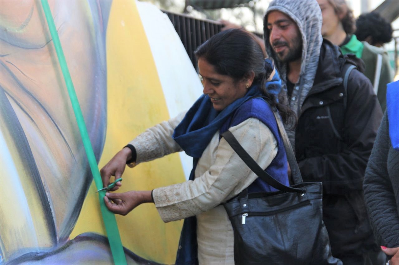 dharamshala mayor rajni vyas inaugrating the gandhi park mural
